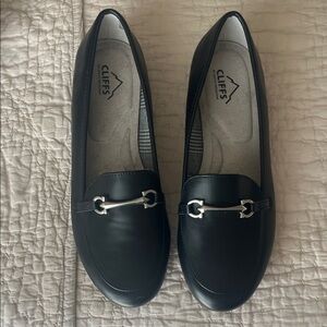 Cliffs by WHITE MOUNTAIN Black Loafers with Silver Bit Detail size 9